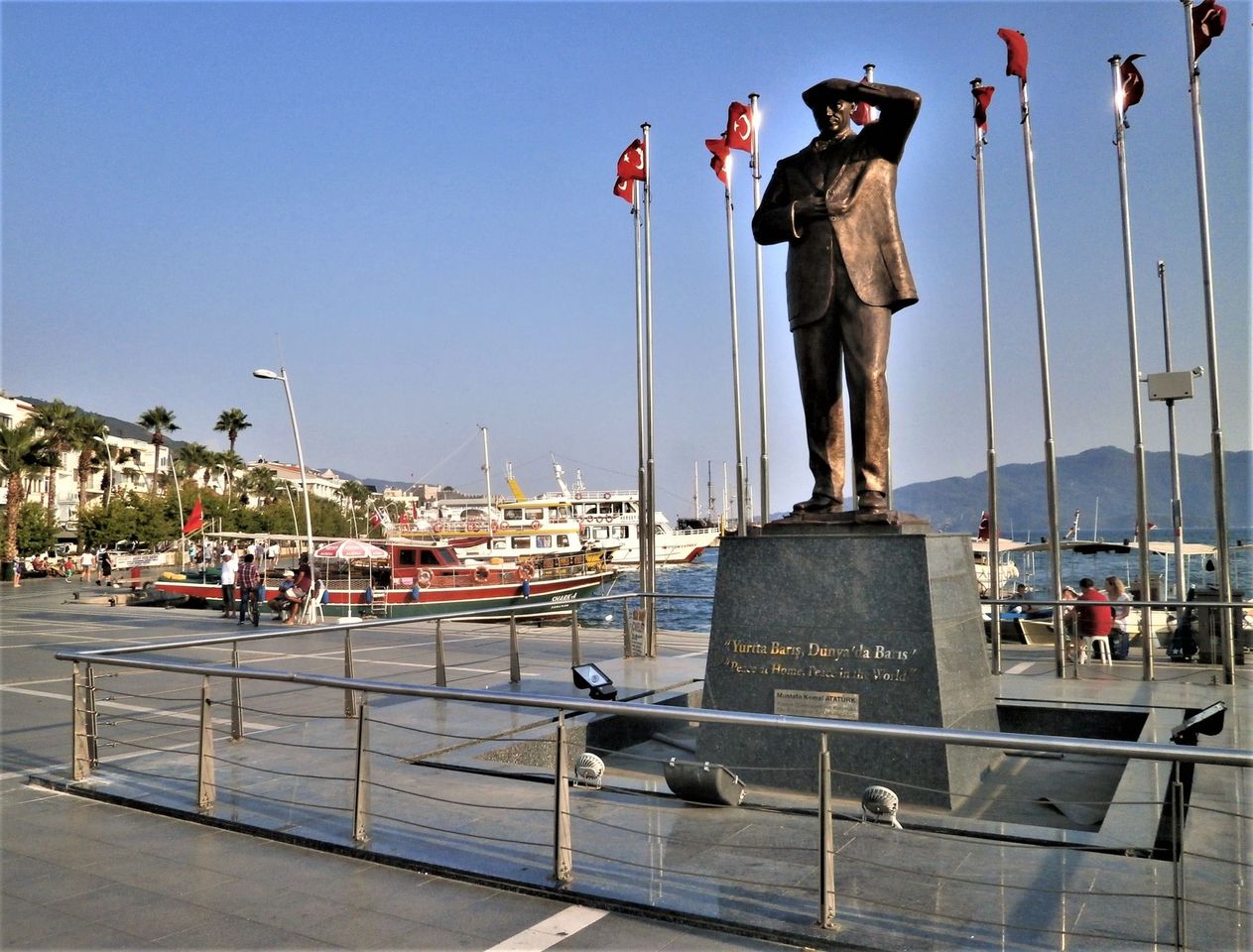 Памятник Мустафе Кемалю Ататюрку